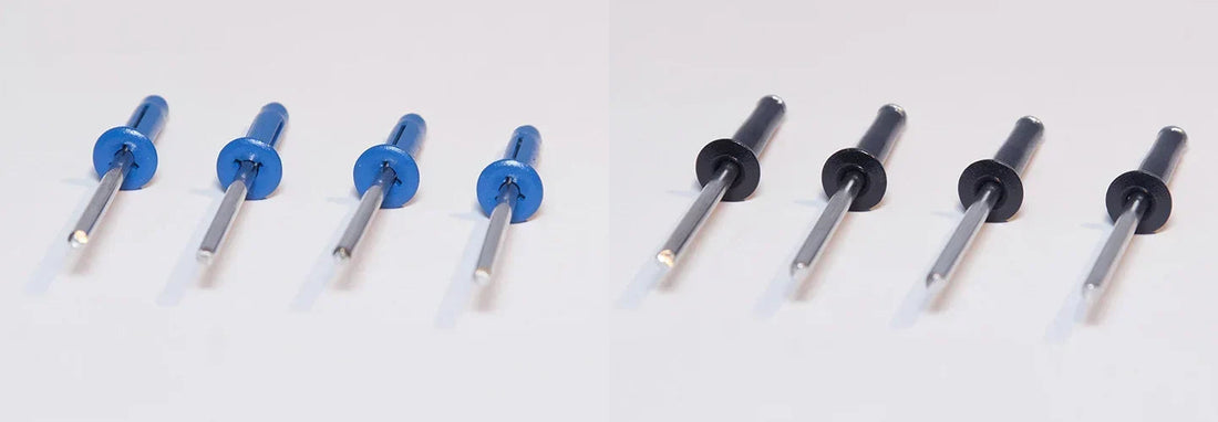 Rivets de couleur bleus et noirs